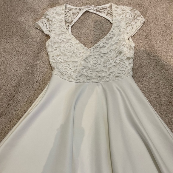 White dress with Lacey top and keyhole back - Picture 1 of 2